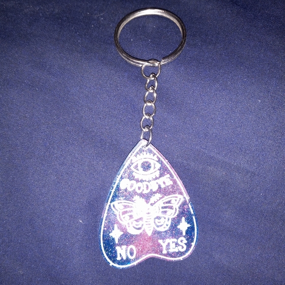 Mystical moth Planchette ouija keychain - Picture 3 of 4